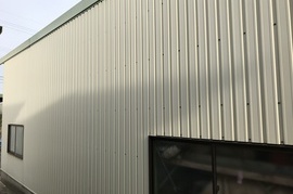 久留米市田主丸町S様  折板壁、シャッター塗装の施工前画像